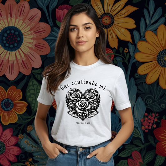 Camiseta Has Cautivado Mi Corazón (estampado delante, bicolor)